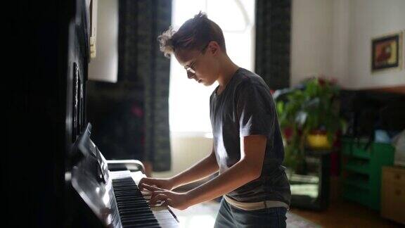 十几岁的男孩弹钢琴
