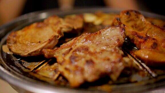 慢镜头的烤肉和烤肉韩式