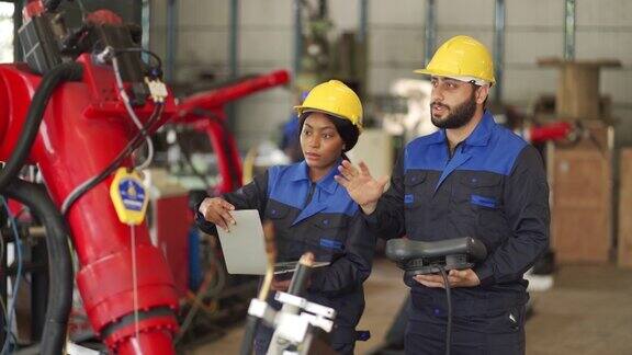 4K男性和女性工程师工作在工业机器人