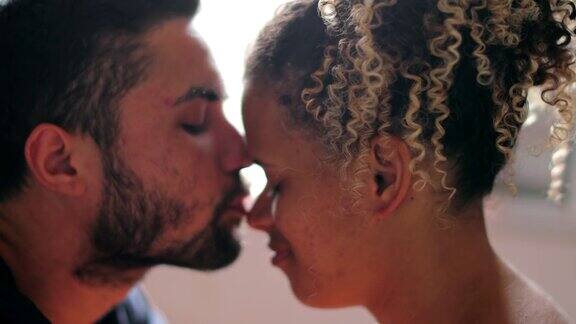 西班牙情侣互相亲吻真实的人们表达爱意和感情
