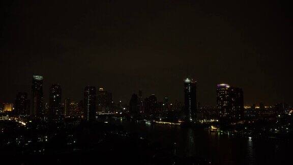 4K视频场景闪电与雷暴云夜间曼谷城市景观河边泰国自然和城市景观概念