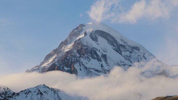 StepantsmindaGergeti格鲁吉亚冬季景观中的哈萨克山顶覆盖着雪