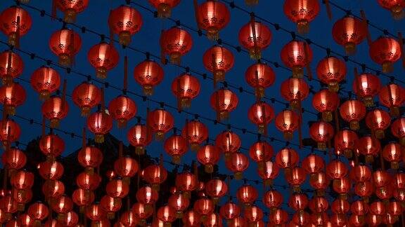 在庙里中国新年晚上点亮灯笼