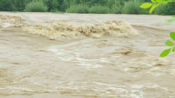一场大雨过后山间的河水奔流