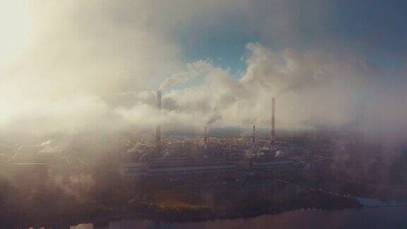 电厂吸烟从空中俯瞰烟筒缭绕、云雾缭绕的发电厂