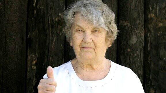 老奶奶在户外竖起大拇指