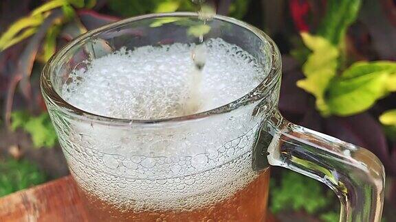 以慢动作将啤酒倒进玻璃杯