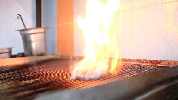 在烧烤架上烤牛排的火焰