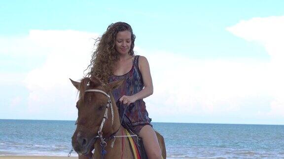 一个女人在海滩上骑马