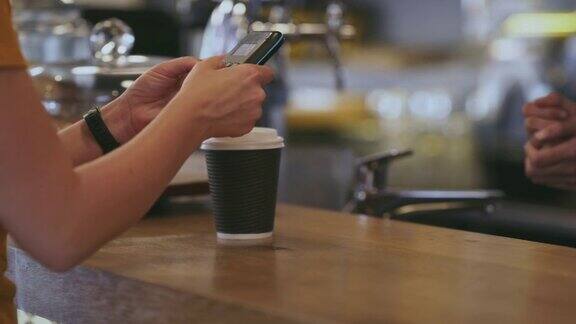 顾客向咖啡师购买一杯咖啡的4k视频