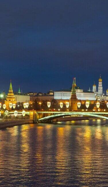 黄昏时分的莫斯科河和克里姆林宫的垂直镜头