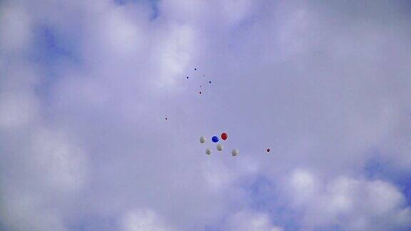 空气的气球气球飞向天空