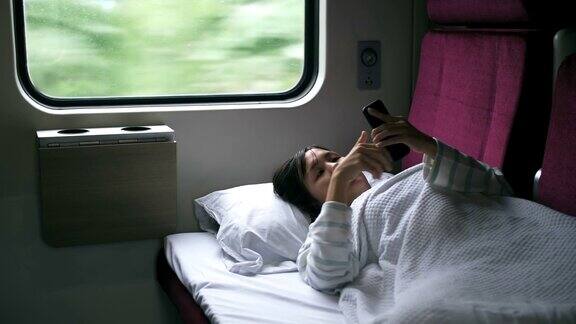 女人在火车上使用手机