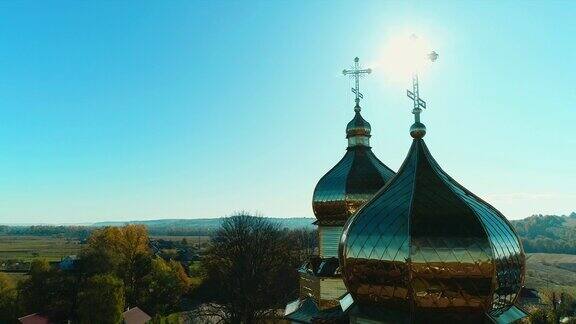 鸟瞰图中的乌克兰基督教堂位于该村庄从无人机上俯瞰教堂、圆顶和十字架