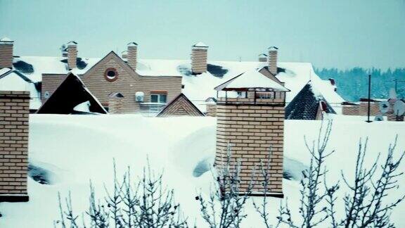 冬季住宅的雪斜屋顶全高清拍摄
