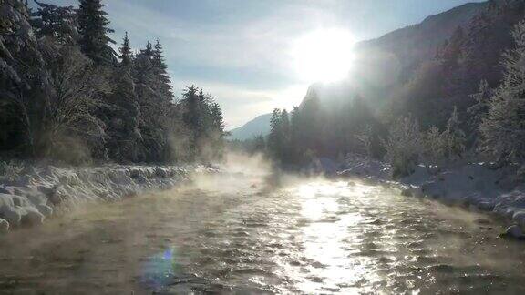 天线:冬天早晨雪河上的薄雾