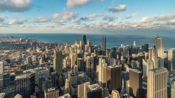 4K时间推移鸟瞰芝加哥全景与蓝天和云在美丽的日落时间在芝加哥伊利诺伊州美国景观和现代建筑概念
