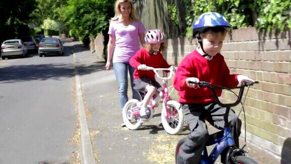 和妈妈一起骑车上学的孩子们
