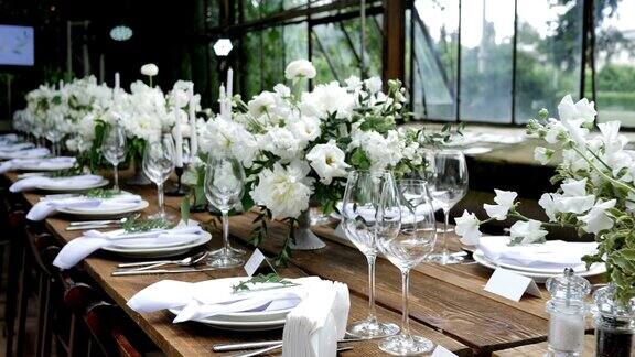 装饰节日餐桌婚礼餐桌装饰与鲜花束天然鲜花家庭宴会