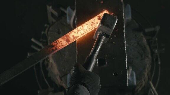 锻造车间铁匠手工生产铁匠用铁锤敲击灼热的金属在铁砧上进行锻造过程