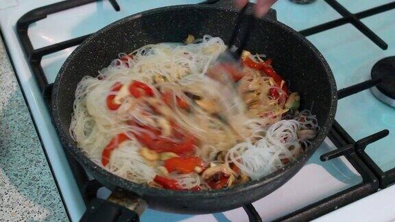 辣椒片、海鲜、米粉在烹饪过程中加入酱油