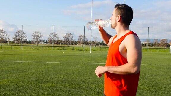 男人在运动后喝水