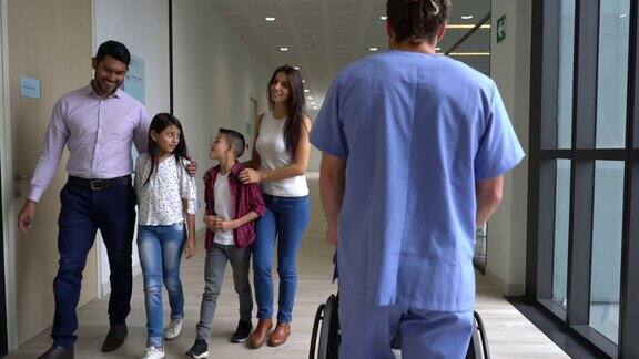 忙碌的医院里病人和医护人员在走廊里走来走去