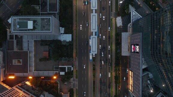 空中鸟瞰头顶上俯视的视图在繁忙的汽车交通和公共交通停止在繁忙的多车道道路