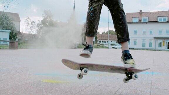 时间扭曲效应的人在城市广场上用粉末翻转滑板