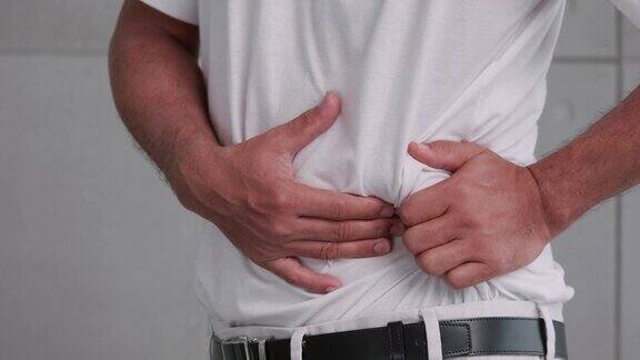 一名亚洲男子因阑尾炎引起严重的胃痛