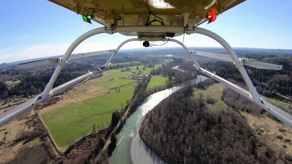 直升机飞行在蜿蜒的斯蒂尔瓜米什河空中视角