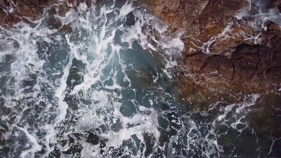 海浪撞击岩石的嗡嗡声拍下的航拍视频翡翠海岸撒丁岛意大利