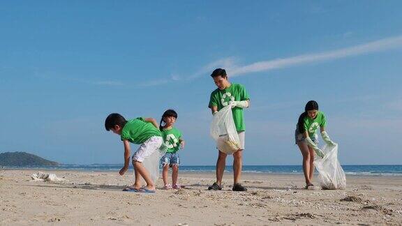 亚洲家庭志工成员在清洁日清扫夏日海滩整理垃圾垃圾环境、循环、生态、污染和志愿者4k决议