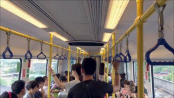 人们乘坐地铁旅行