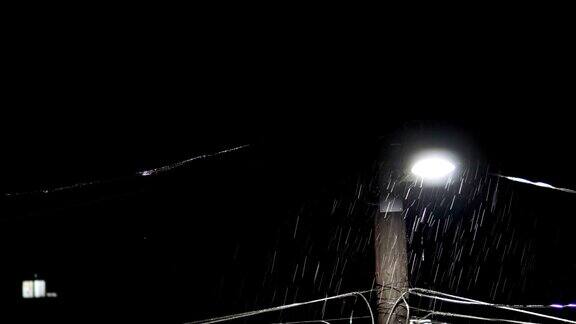 大雨夜配电杆灯真实的雨点与雷电打击背景循环声音包括