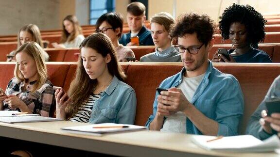 多民族学生在课堂上使用智能手机年轻人在大学期间使用社交媒体