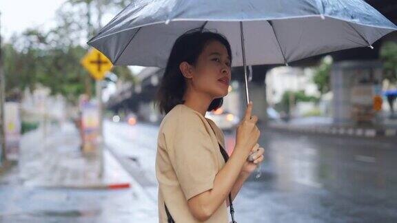 一个亚洲女人在打伞