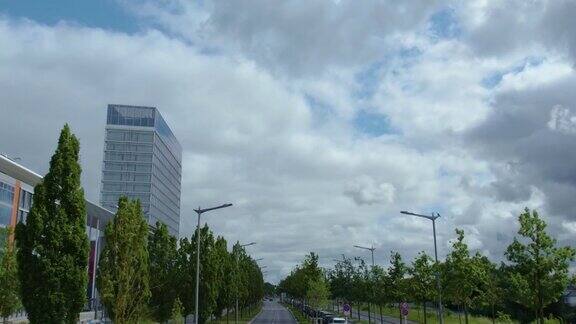 在夏天的一个多云的日子里飞过卢森堡的街道