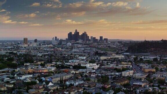 日落时分的林肯高地和洛杉矶市中心-无人机拍摄