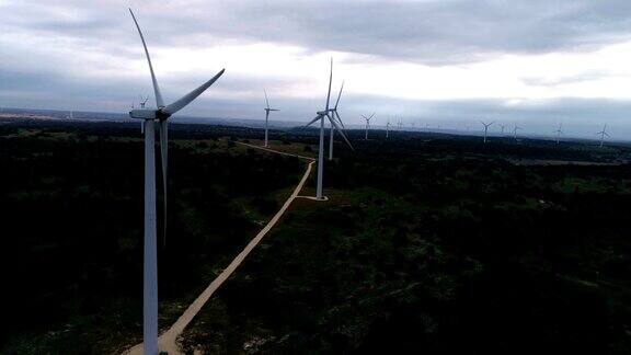 在美国德克萨斯州中部的大型风电场戈德斯韦特附近的一排风力涡轮机