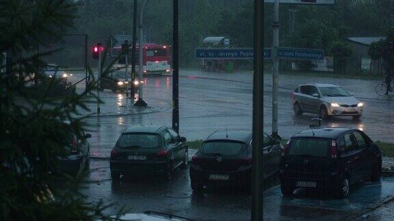 雨中开着灯的汽车