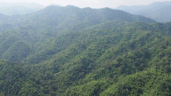 鸟瞰图的山脉与热带雨林