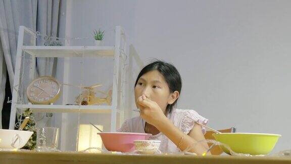 快乐的亚洲孩子一起在家享受晚餐简单的生活理念