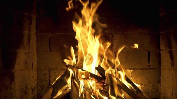 壁炉里熊熊燃烧的火焰缓慢的运动一个循环剪辑的壁炉与中等大小的火焰