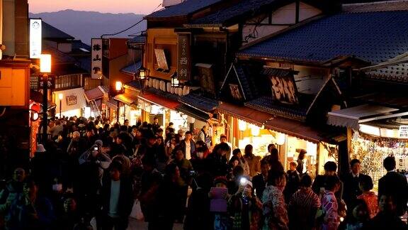 4k人群在日本京都清水寺步行街上