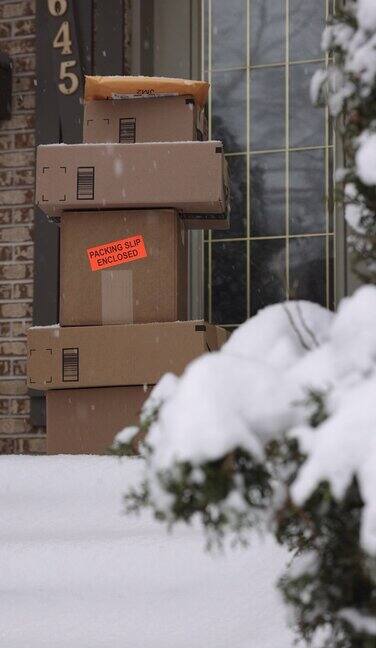 冬天暴风雪时堆放在门外的快递盒子