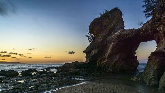 日出时印尼东松巴的瓦图帕鲁努的岩层