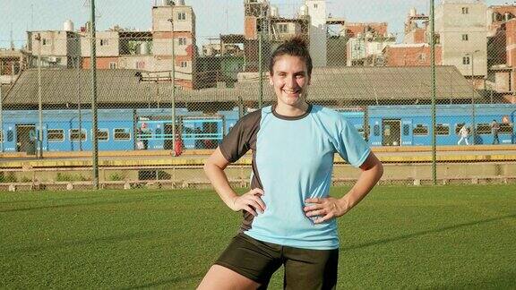移动的视频肖像年轻的西班牙女足球运动员