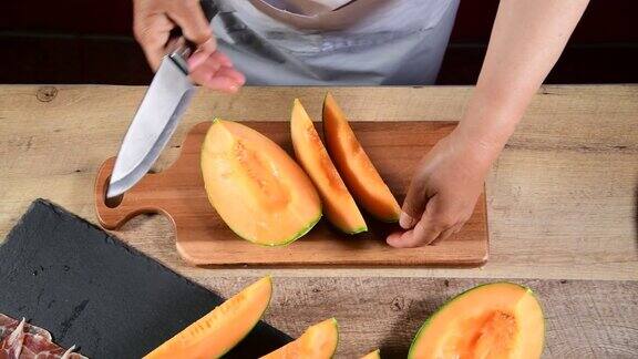 女人用刀切鲜瓜