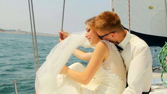 新娘和新郎在游艇上航行